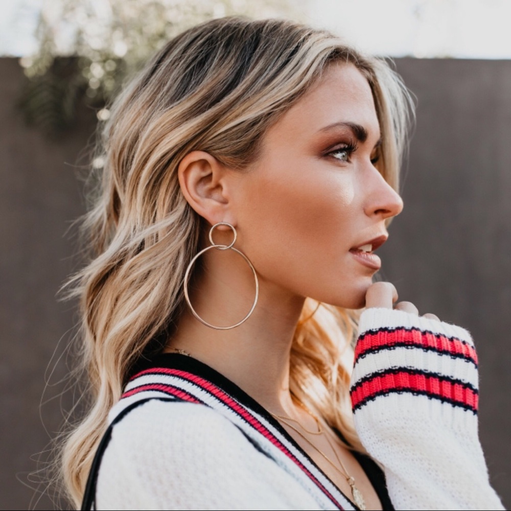 LAST‼️5 🌟 Interlinked Hoop Earrings - Picture 3 of 6